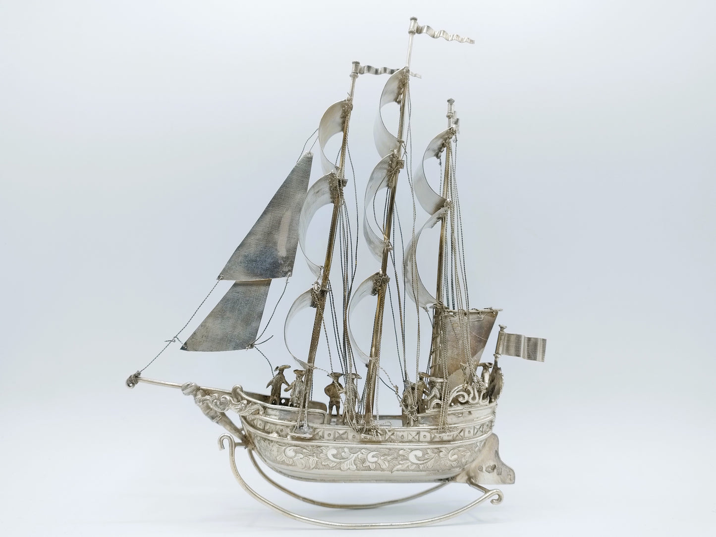 Zeer grote zilveren miniatuur, driemaster, J. Verhoogt, Hoorn, 1904