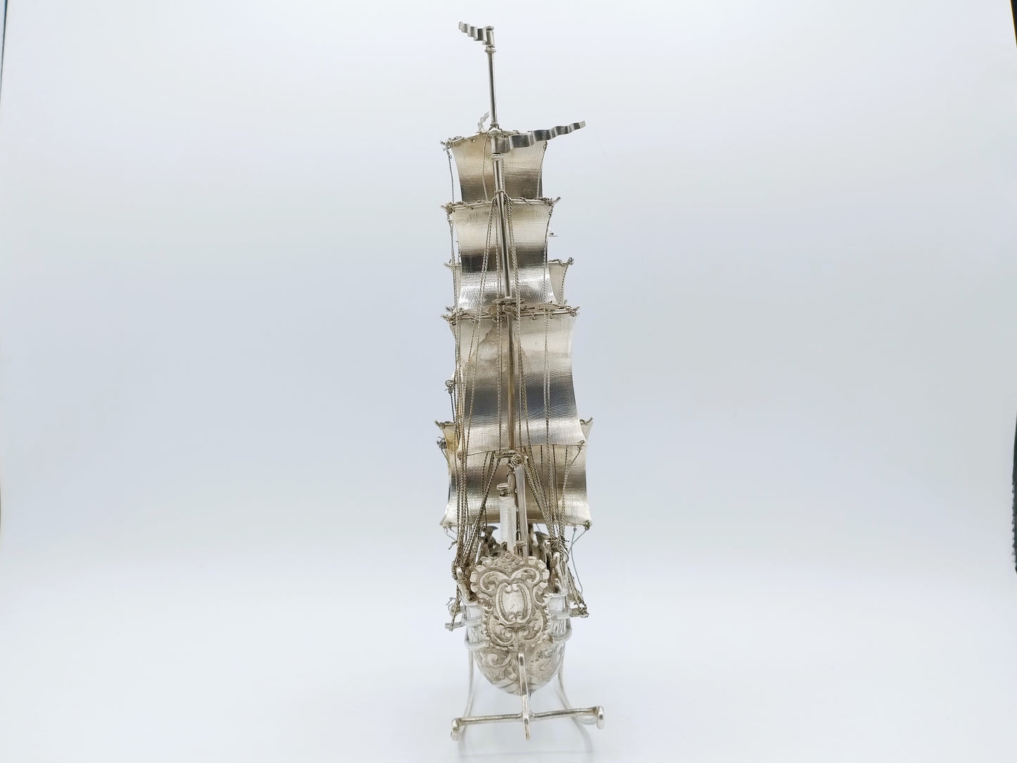 Zeer grote zilveren miniatuur, driemaster, J. Verhoogt, Hoorn, 1904