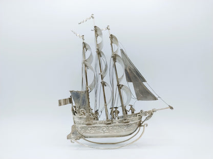 Zeer grote zilveren miniatuur, driemaster, J. Verhoogt, Hoorn, 1904