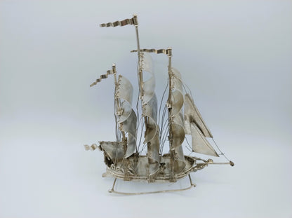 Zeer grote zilveren miniatuur, driemaster, J. Verhoogt, Hoorn, 1904