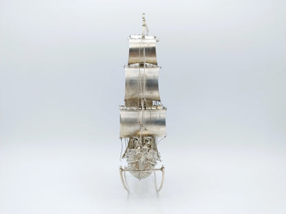 Zeer grote zilveren miniatuur, driemaster, J. Verhoogt, Hoorn, 1904