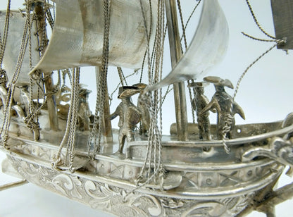 Zeer grote zilveren miniatuur, driemaster, J. Verhoogt, Hoorn, 1904