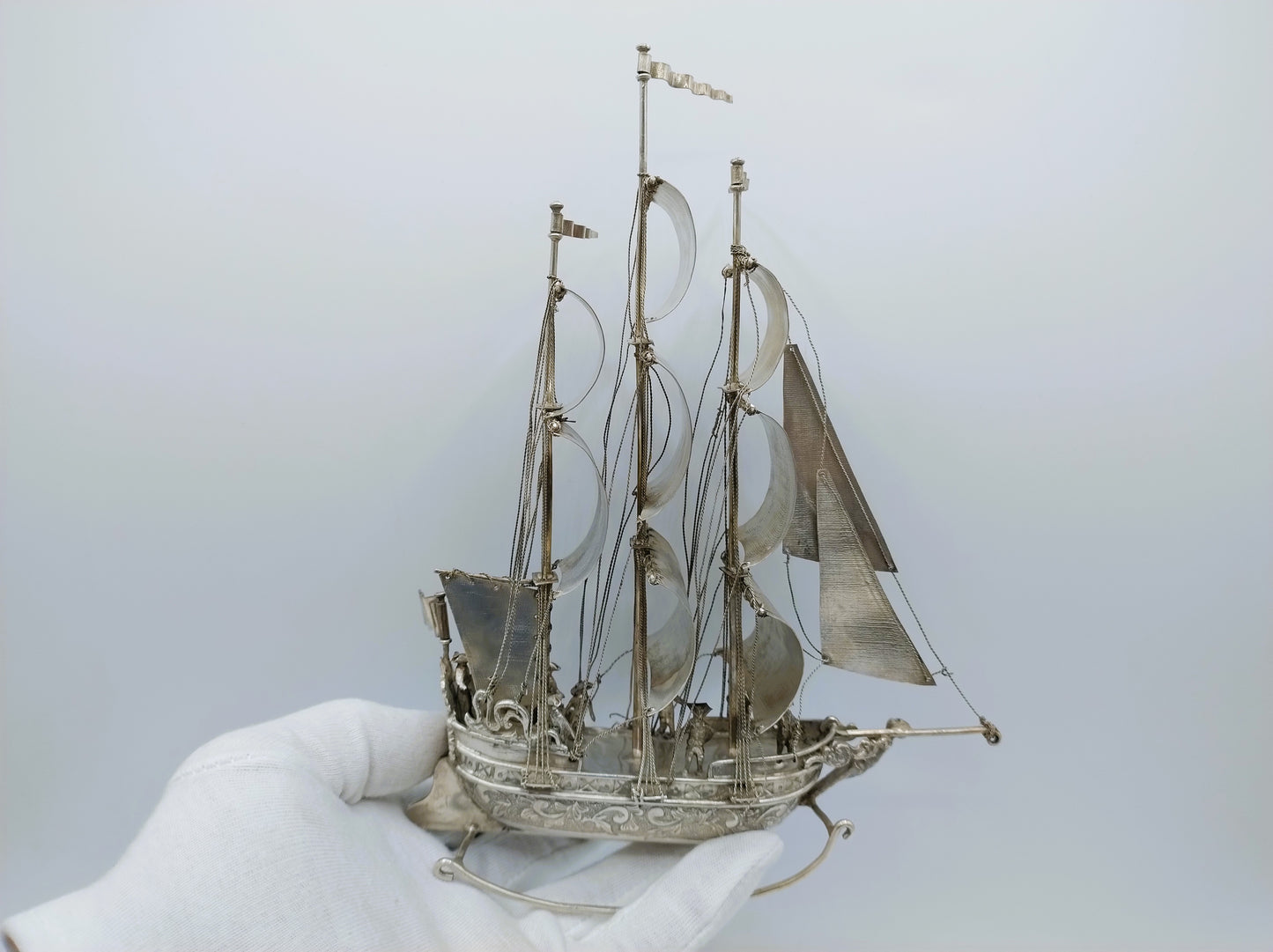 Zeer grote zilveren miniatuur, driemaster, J. Verhoogt, Hoorn, 1904