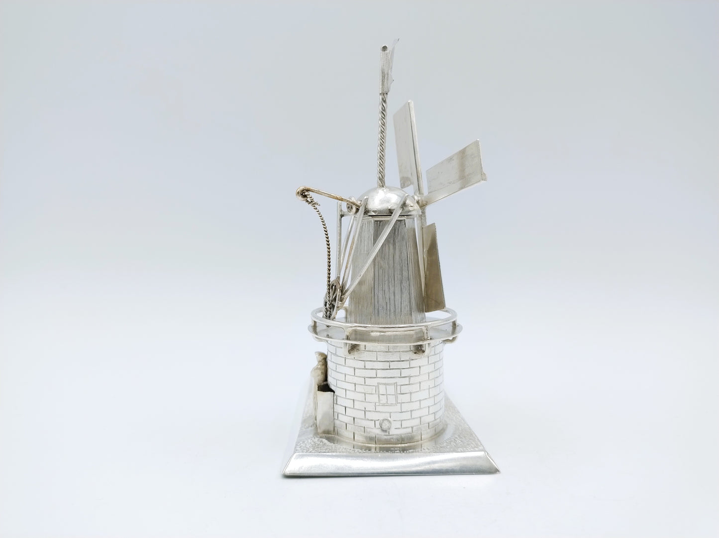 Zilveren miniatuur molen met woning, Hoorn, 1916