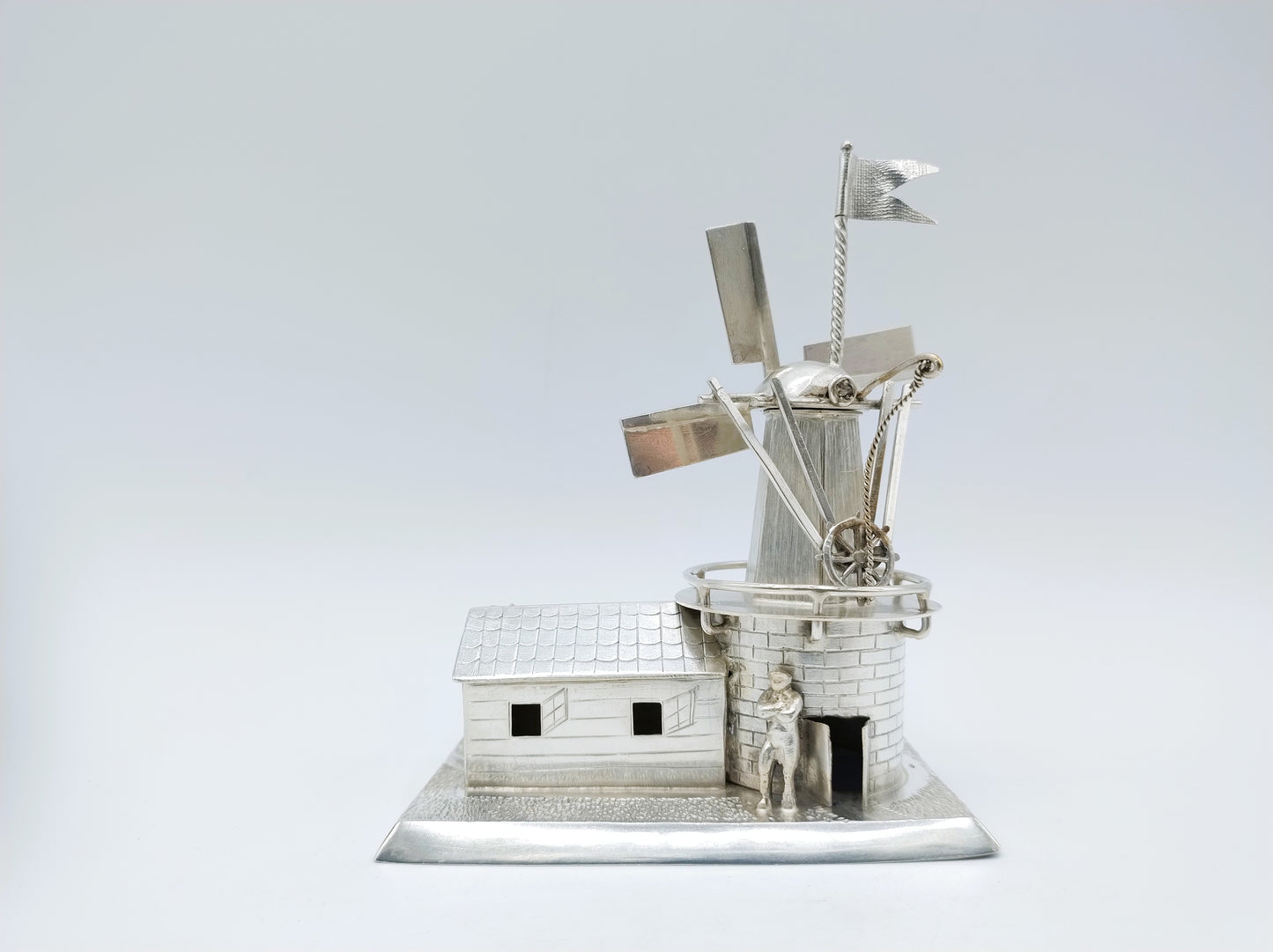 Zilveren miniatuur molen met woning, Hoorn, 1916