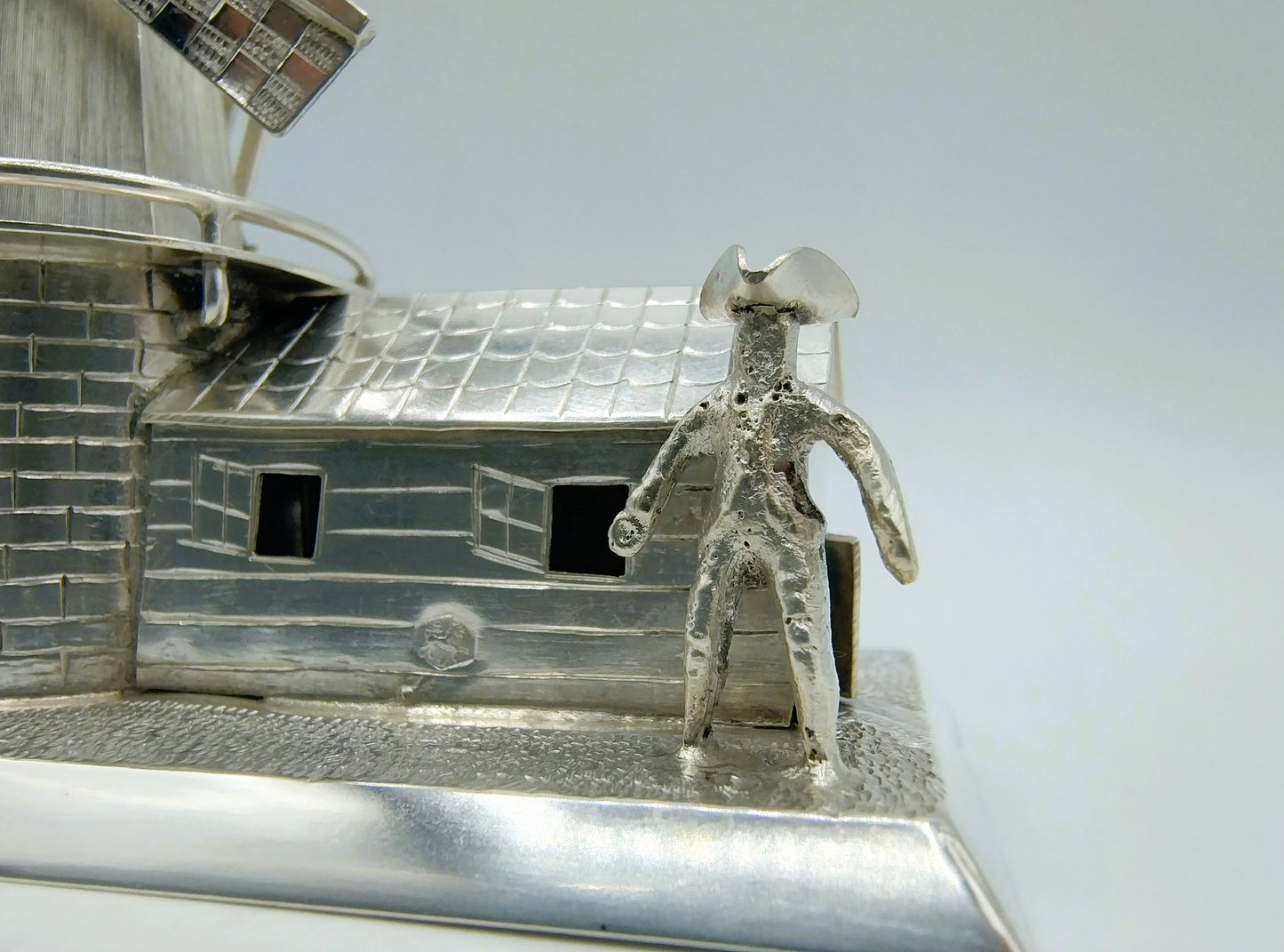 Zilveren miniatuur molen met woning, Hoorn, 1916