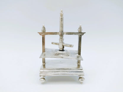 Zilveren miniatuur linnenpers, W. Jansen, Amsterdam, ca. 1670