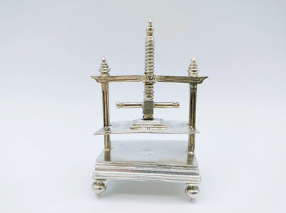 Zilveren miniatuur linnenpers, W. Jansen, Amsterdam, ca. 1670