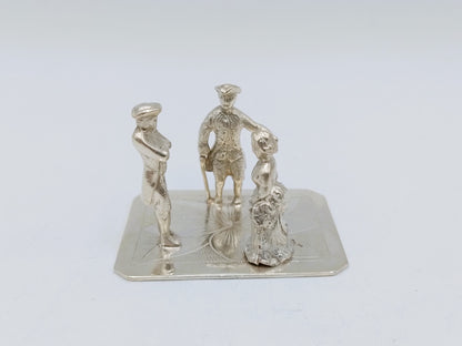 Zilveren miniatuur, twee heren en een dame, 18e eeuwe kleding