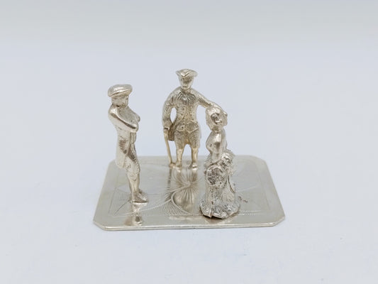 Zilveren miniatuur, twee heren en een dame, 18e eeuwe kleding