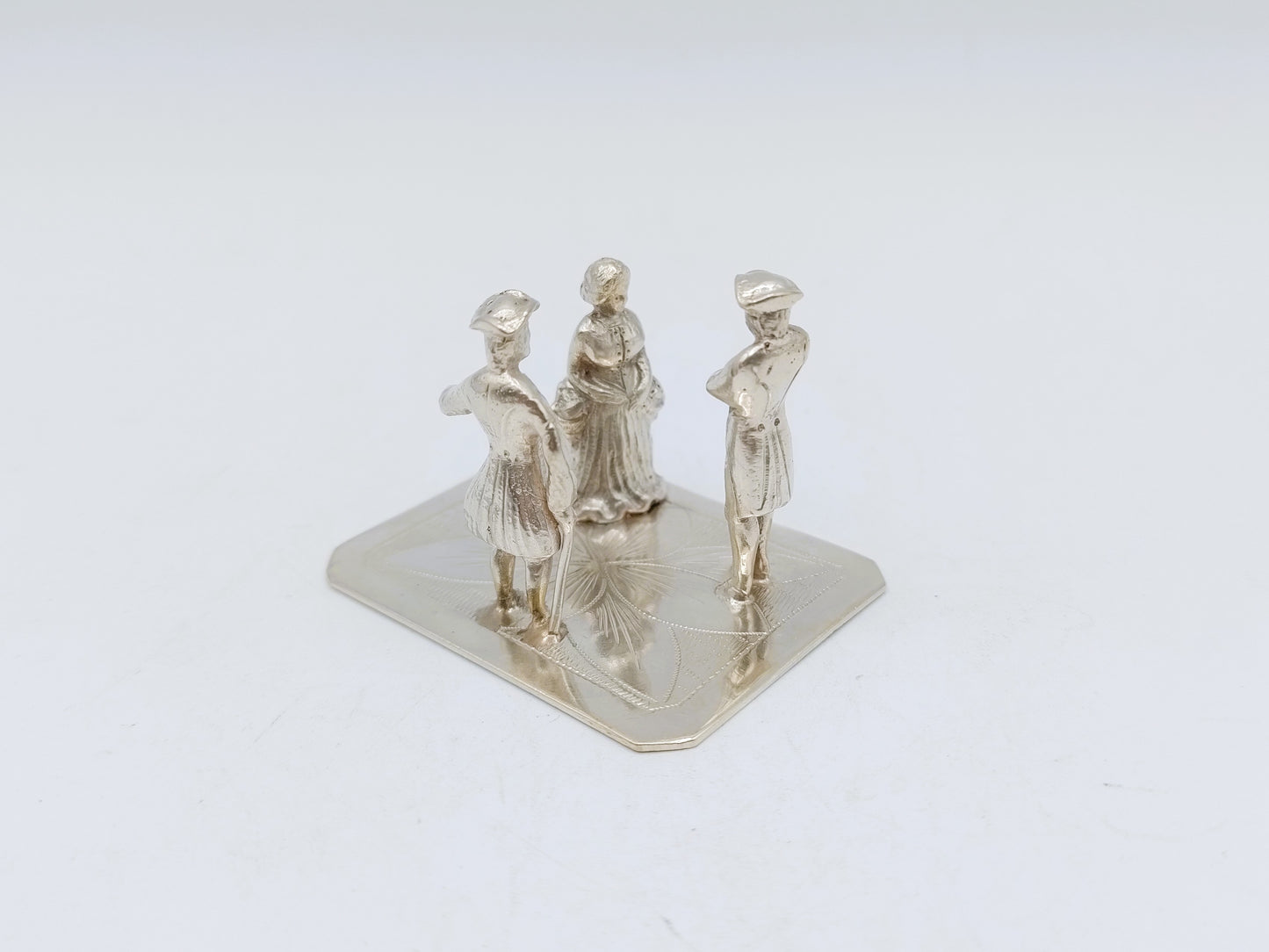 Zilveren miniatuur, twee heren en een dame, 18e eeuwe kleding