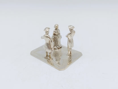 Zilveren miniatuur, twee heren en een dame, 18e eeuwe kleding