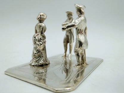 Zilveren miniatuur, twee heren en een dame, 18e eeuwe kleding