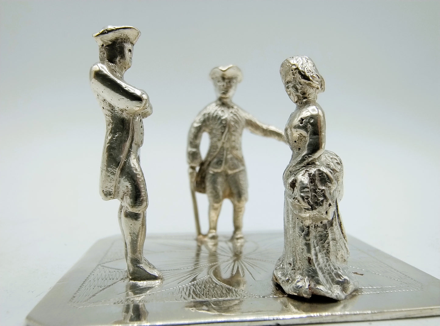 Zilveren miniatuur, twee heren en een dame, 18e eeuwe kleding