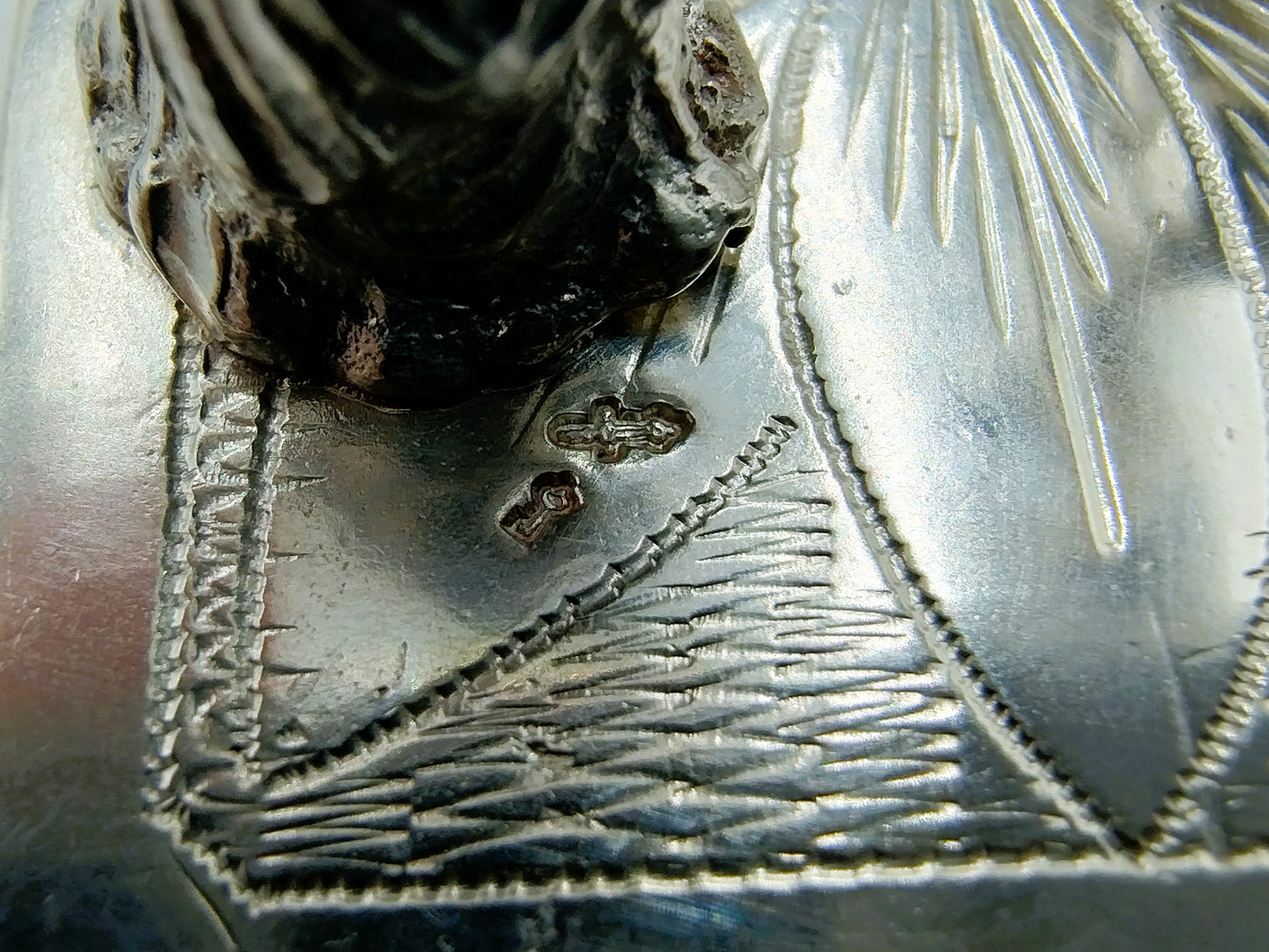 Zilveren miniatuur, twee heren en een dame, 18e eeuwe kleding