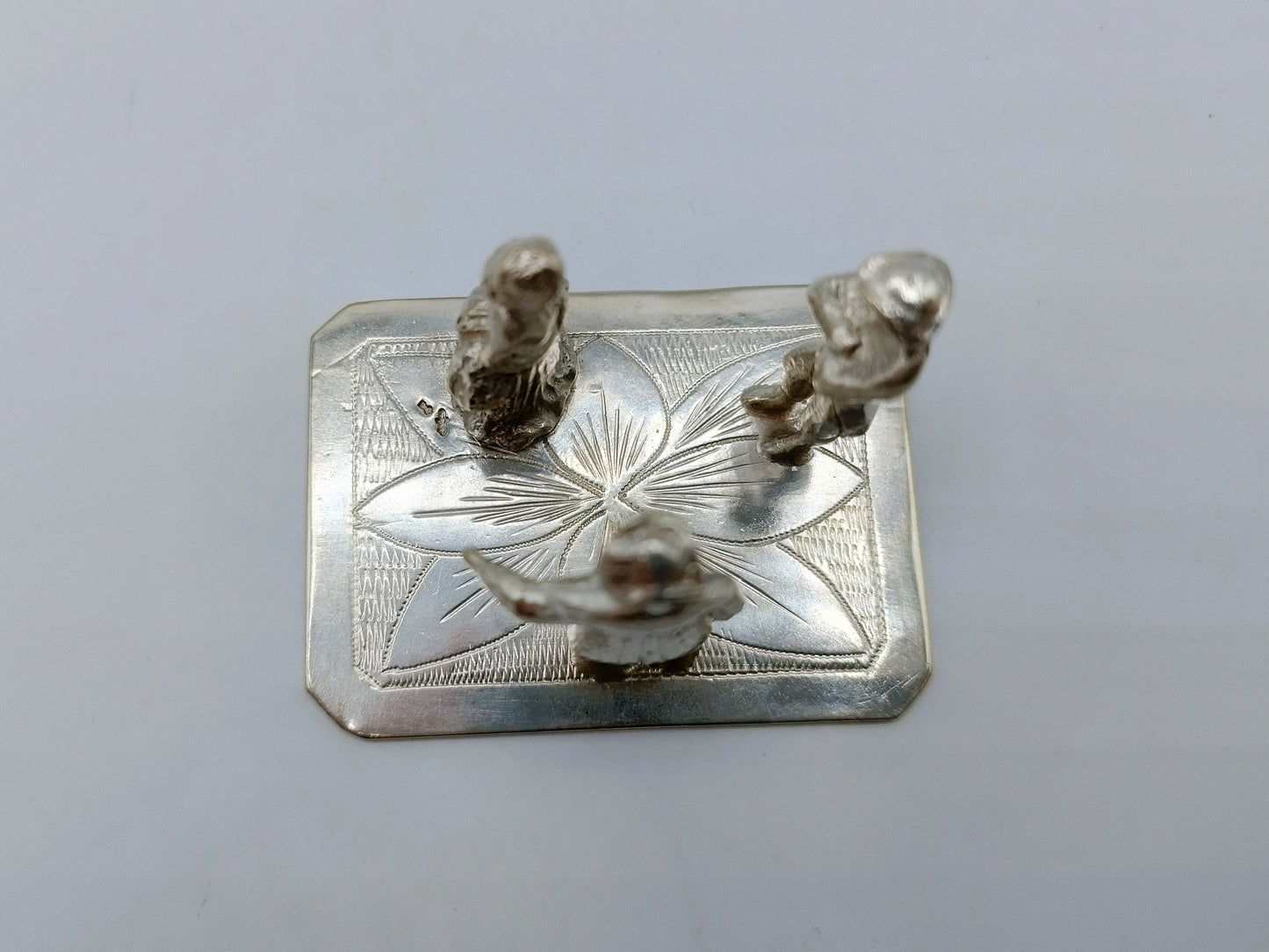 Zilveren miniatuur, twee heren en een dame, 18e eeuwe kleding