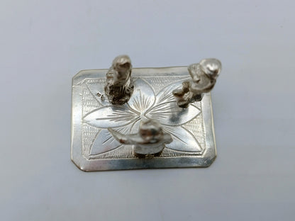 Zilveren miniatuur, twee heren en een dame, 18e eeuwe kleding