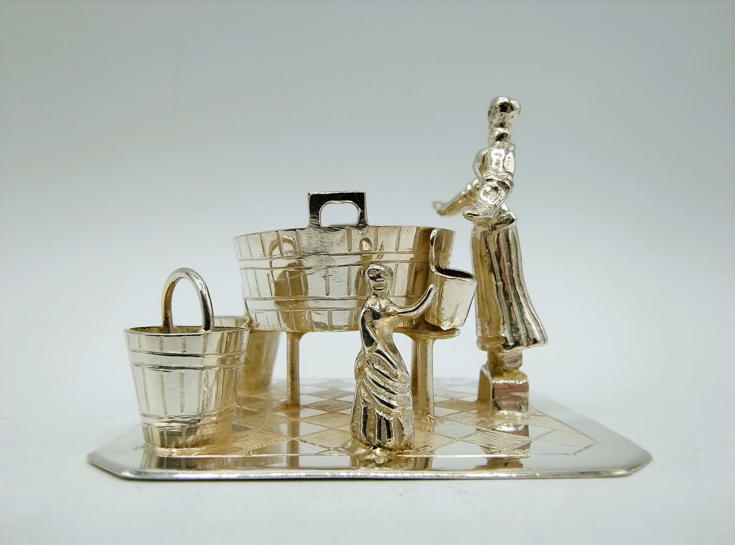 Zilveren miniatuur, wasdame, J. Verhoogt, Hoorn, 1904