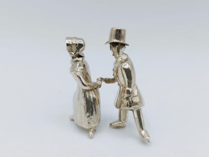 Zilveren miniatuur, echtpaar op schaatsen, J. Held, Amsterdam, ca. 1860