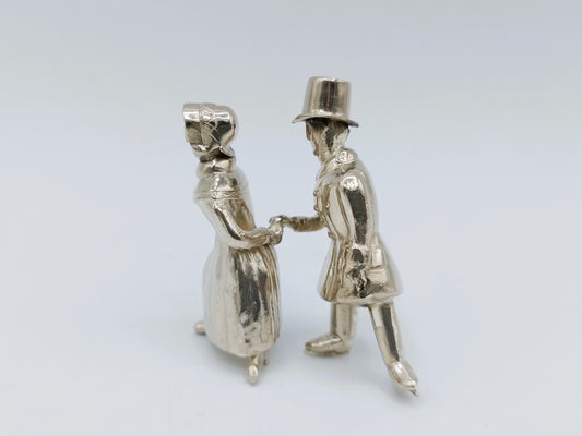 Zilveren miniatuur, echtpaar op schaatsen, J. Held, Amsterdam, ca. 1860