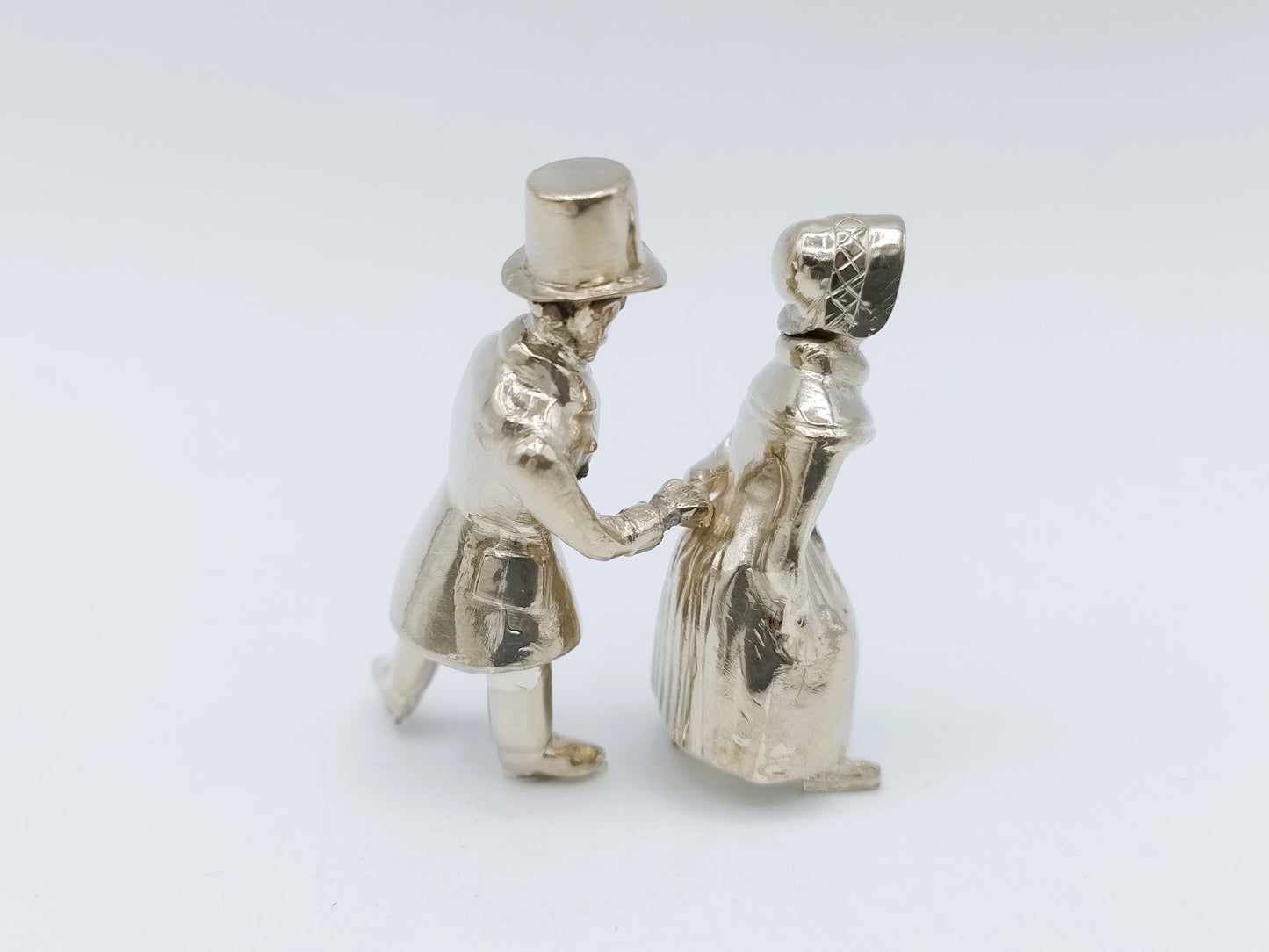 Zilveren miniatuur, echtpaar op schaatsen, J. Held, Amsterdam, ca. 1860