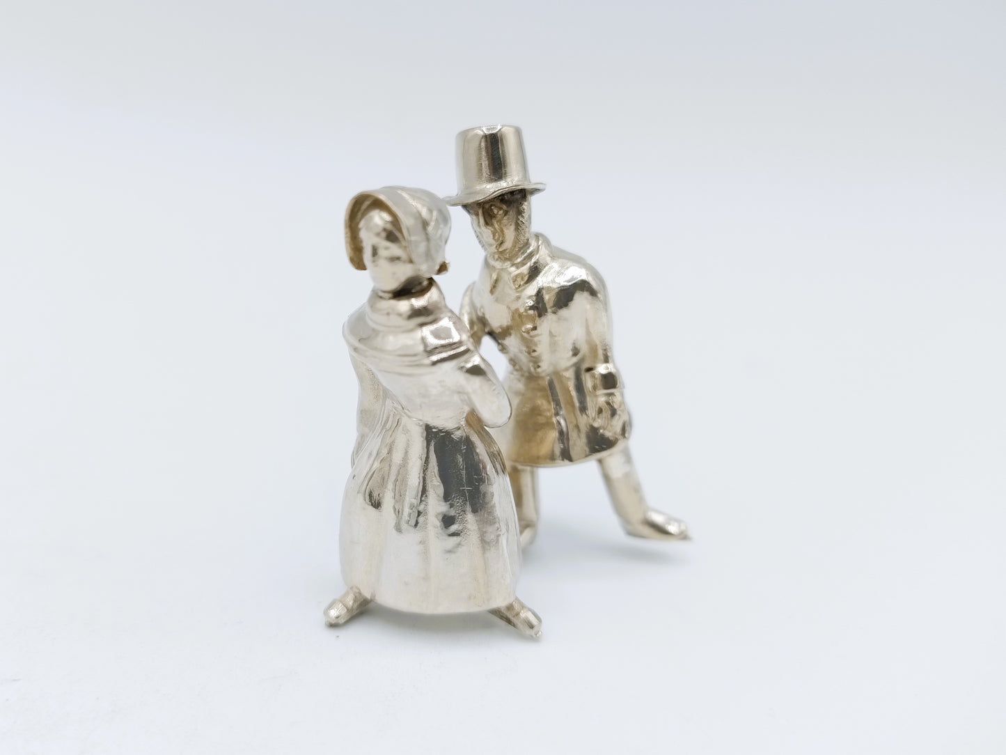 Zilveren miniatuur, echtpaar op schaatsen, J. Held, Amsterdam, ca. 1860
