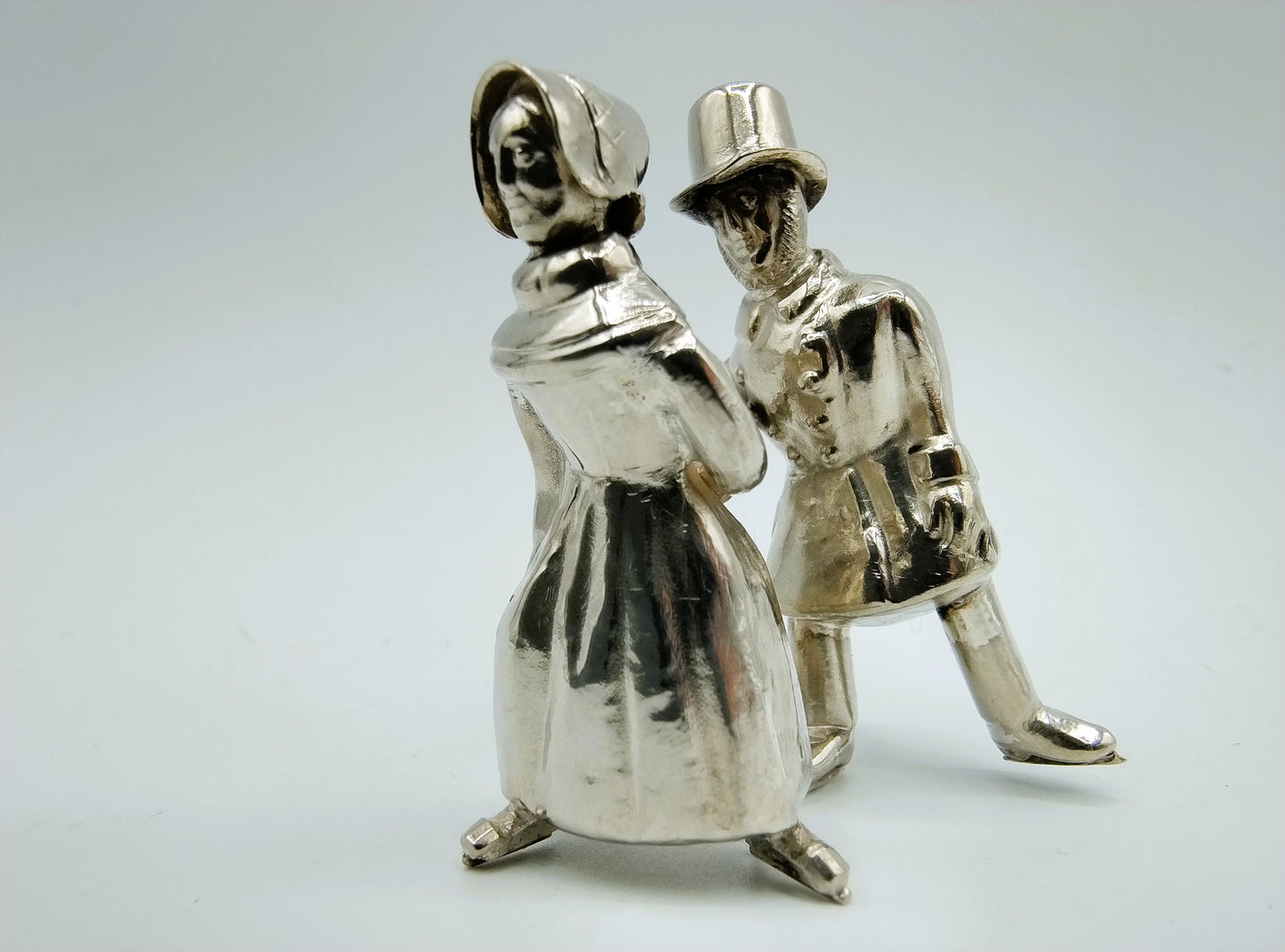 Zilveren miniatuur, echtpaar op schaatsen, J. Held, Amsterdam, ca. 1860