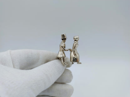 Zilveren miniatuur, echtpaar op schaatsen, J. Held, Amsterdam, ca. 1860