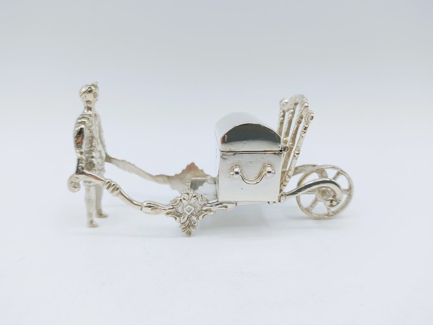 Zilveren miniatuur, man met kruiwagen, D. de Jong Wzn, Groningen