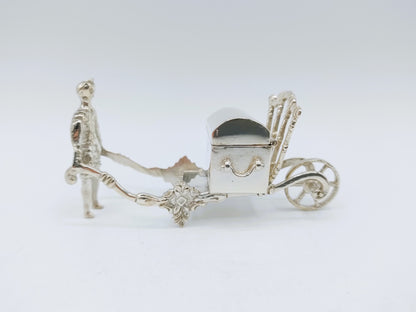 Zilveren miniatuur, man met kruiwagen, D. de Jong Wzn, Groningen