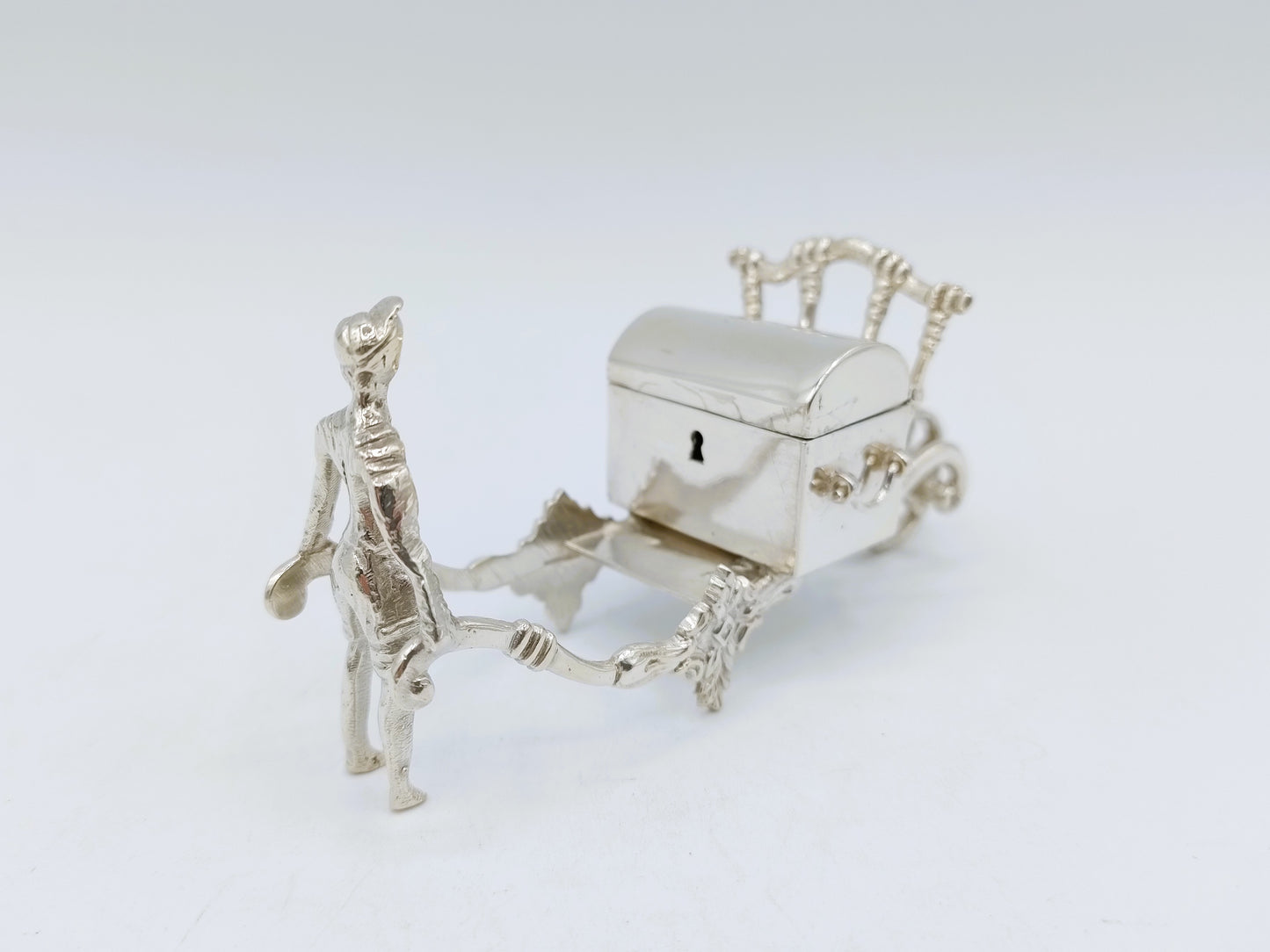 Zilveren miniatuur, man met kruiwagen, D. de Jong Wzn, Groningen