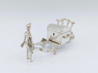 Zilveren miniatuur, man met kruiwagen, D. de Jong Wzn, Groningen