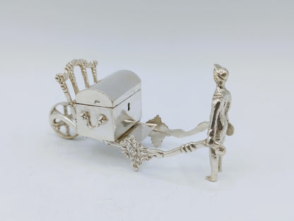 Zilveren miniatuur, man met kruiwagen, D. de Jong Wzn, Groningen