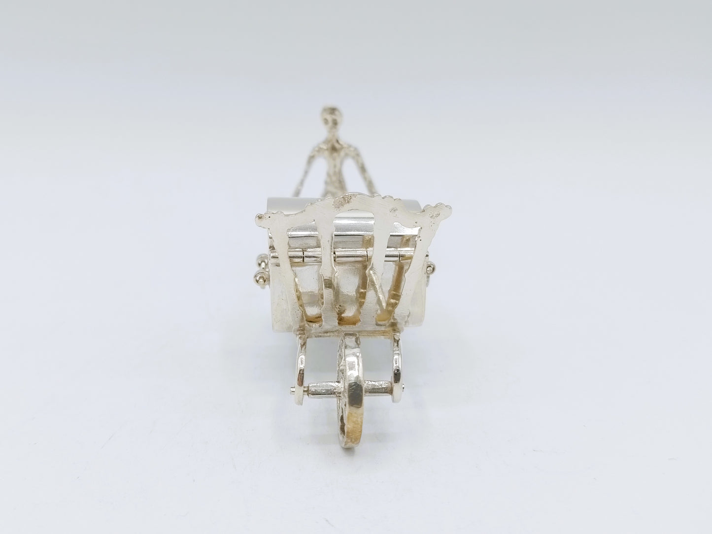 Zilveren miniatuur, man met kruiwagen, D. de Jong Wzn, Groningen