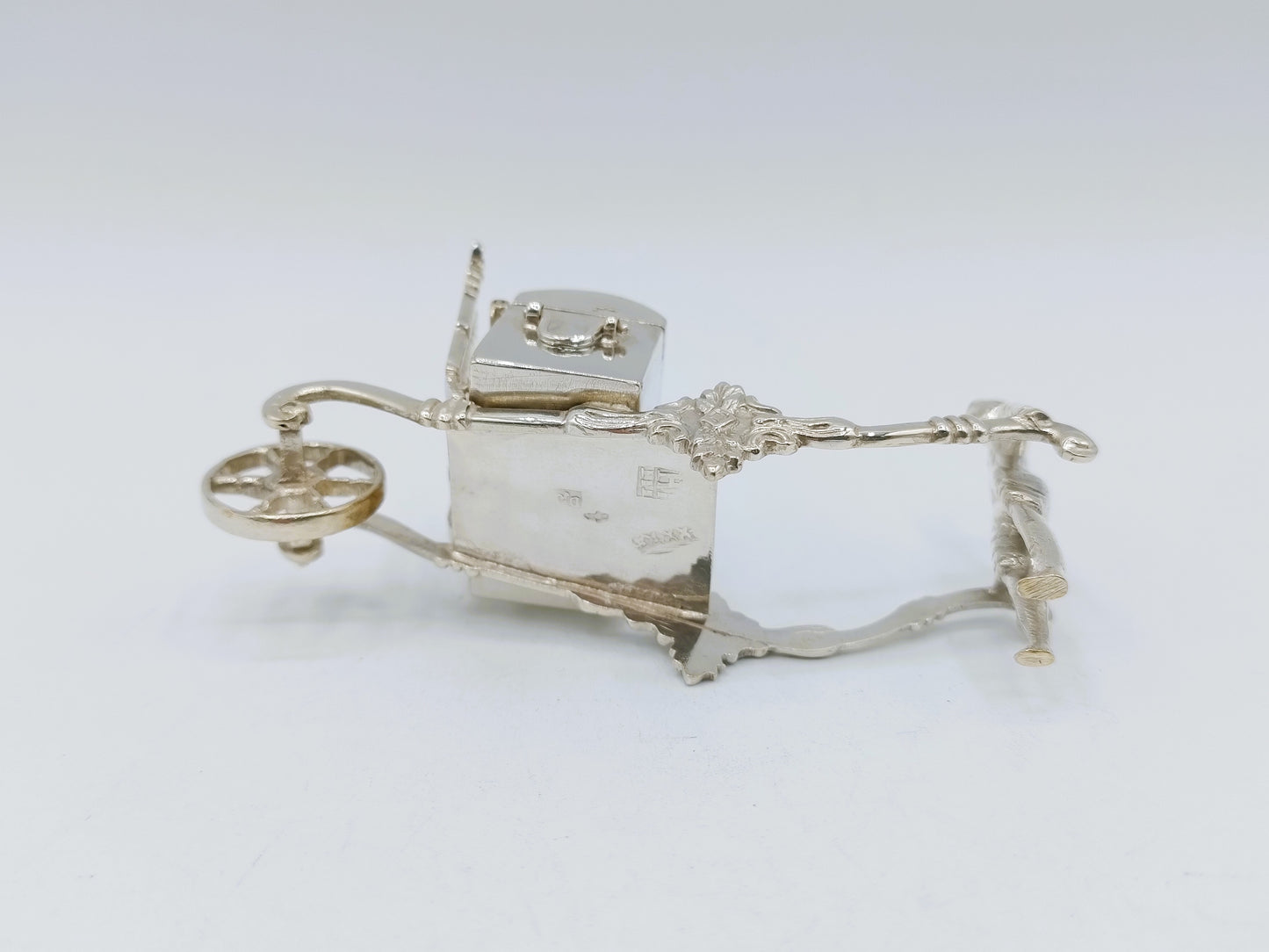 Zilveren miniatuur, man met kruiwagen, D. de Jong Wzn, Groningen