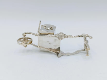 Zilveren miniatuur, man met kruiwagen, D. de Jong Wzn, Groningen