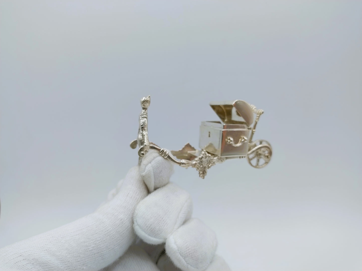 Zilveren miniatuur, man met kruiwagen, D. de Jong Wzn, Groningen