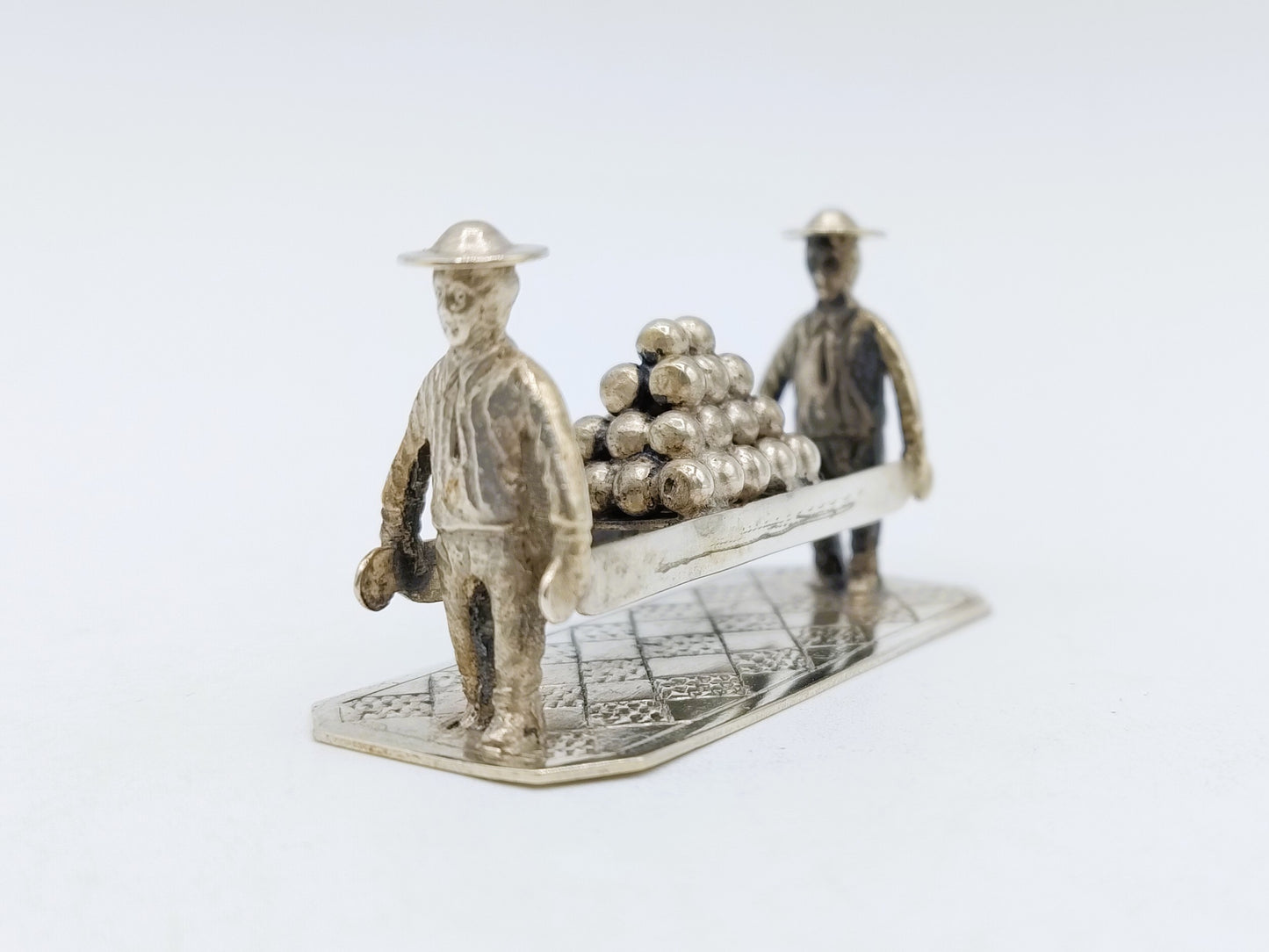 Zilveren miniatuur, kaasdragers, W. Brehm, Schoonhoven, 20e eeuws