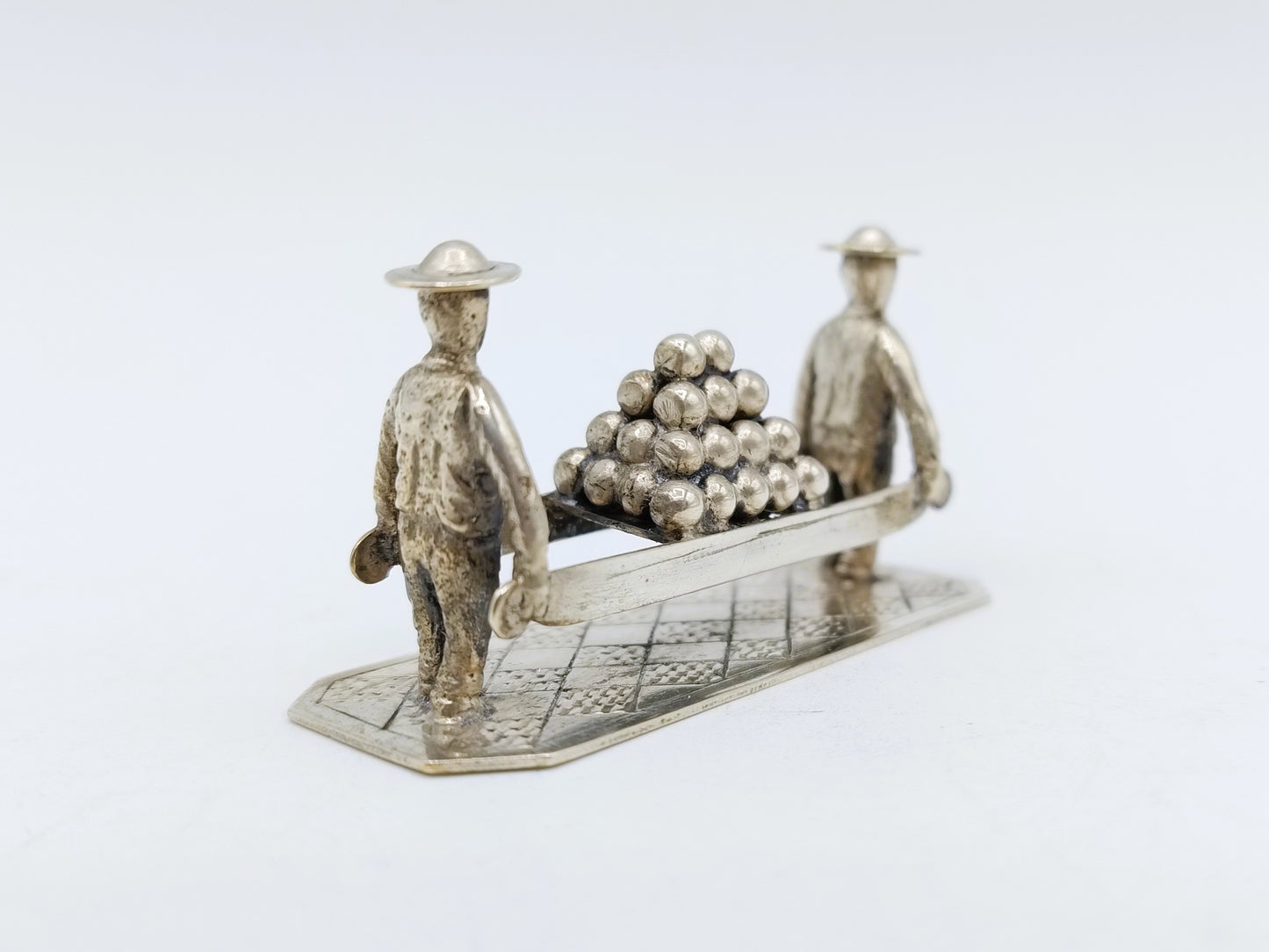 Zilveren miniatuur, kaasdragers, W. Brehm, Schoonhoven, 20e eeuws