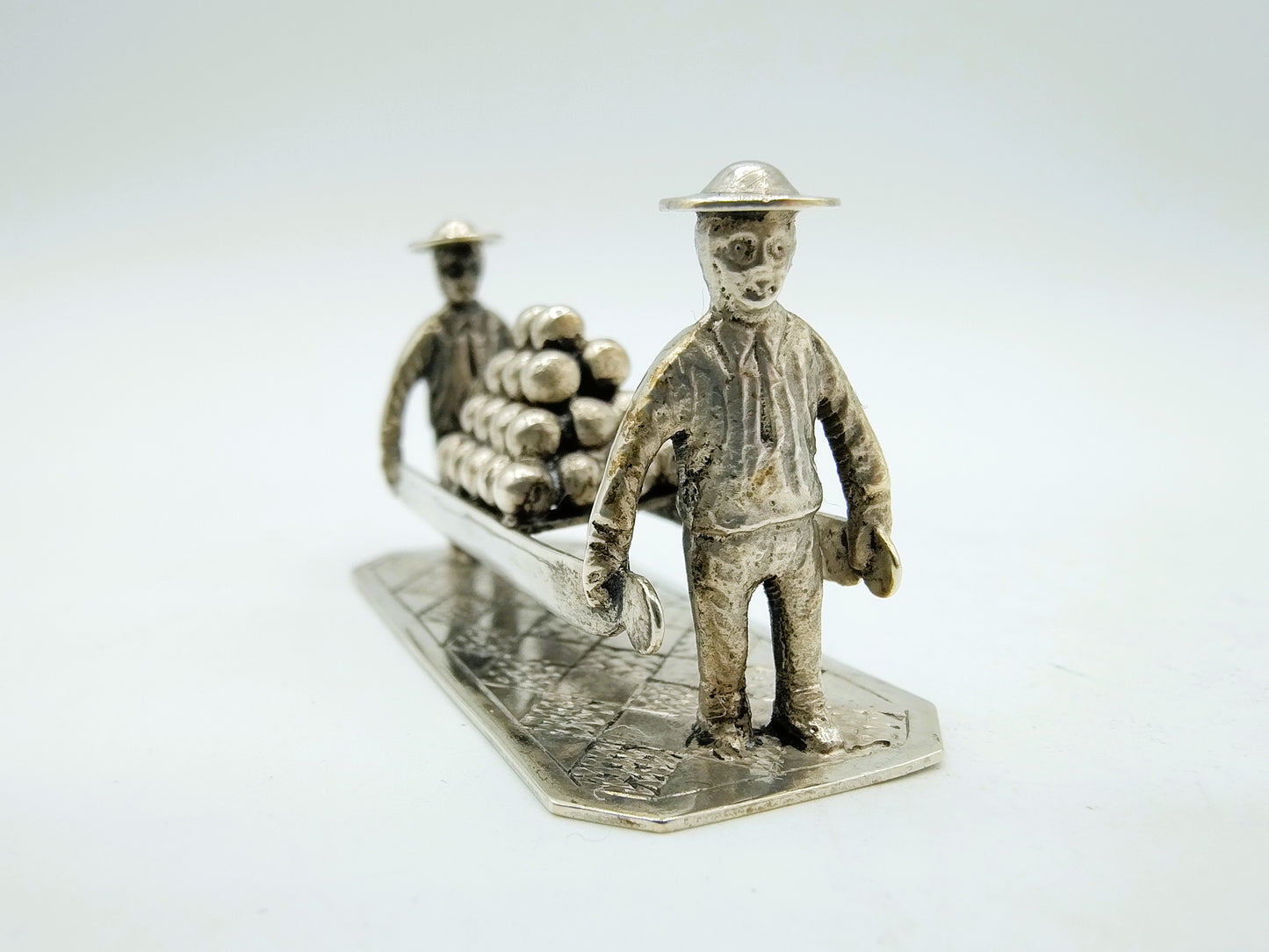 Zilveren miniatuur, kaasdragers, W. Brehm, Schoonhoven, 20e eeuws