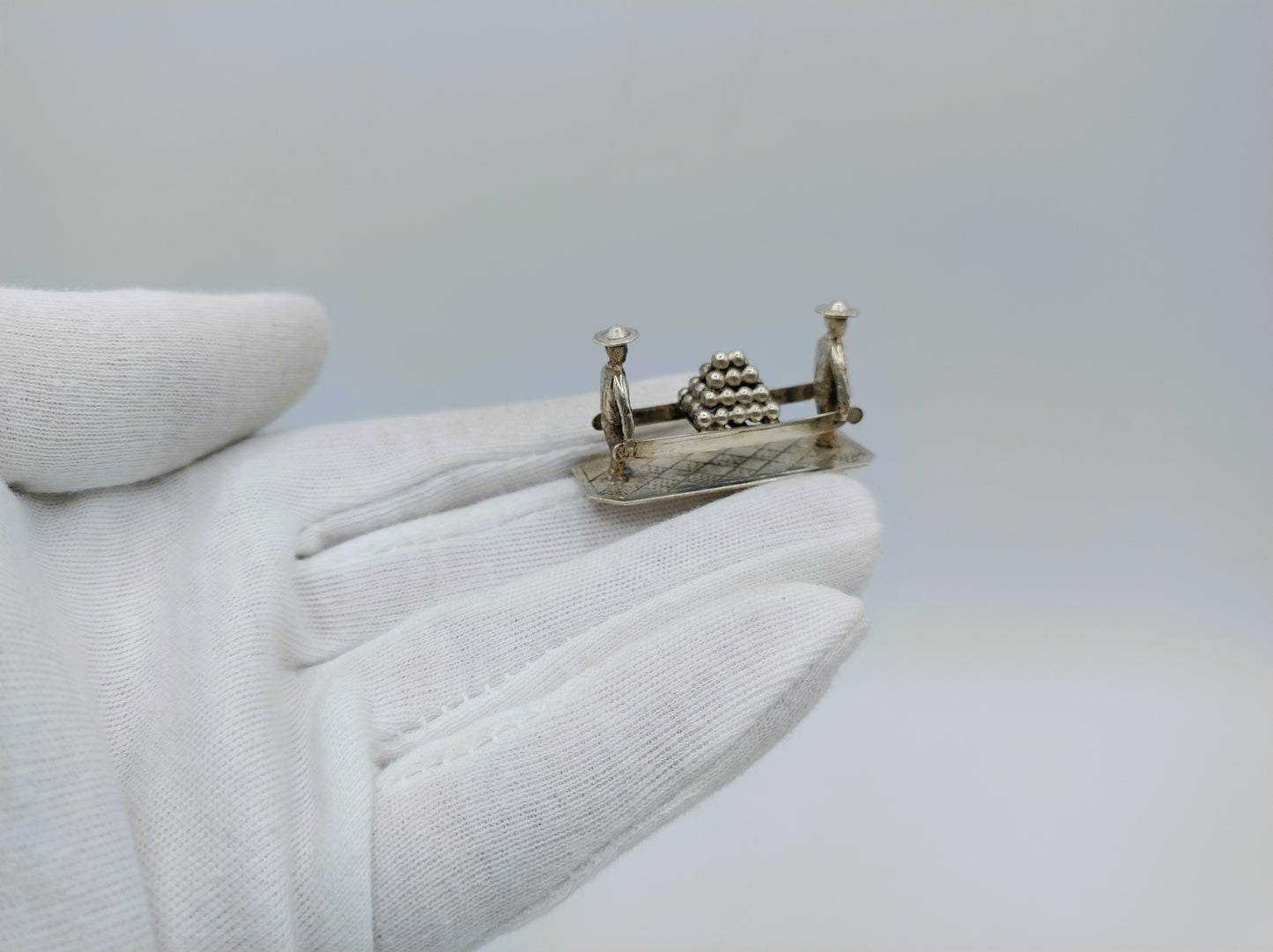 Zilveren miniatuur, kaasdragers, W. Brehm, Schoonhoven, 20e eeuws