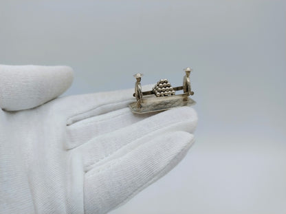 Zilveren miniatuur, kaasdragers, W. Brehm, Schoonhoven, 20e eeuws