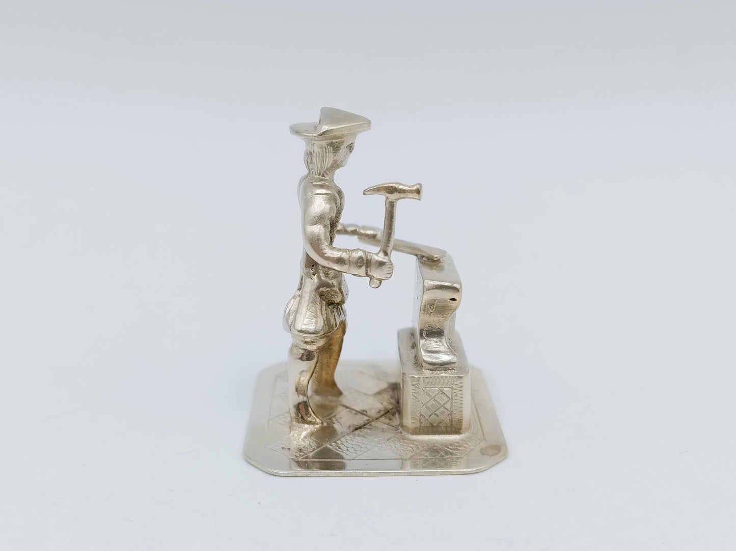 Zilveren miniatuur, smid, J. S. Zwanenburg, Sneek, 20e eeuws