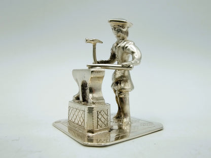 Zilveren miniatuur, smid, J. S. Zwanenburg, Sneek, 20e eeuws