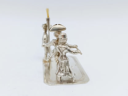 Zilveren miniatuur, echtpaar op schaatsen, J. S. Zwanenburg, Sneek, 20e eeuws