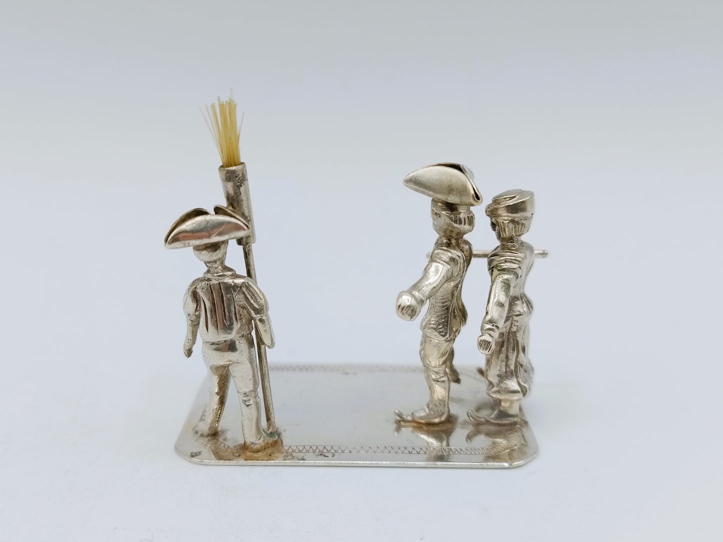 Zilveren miniatuur, echtpaar op schaatsen, J. S. Zwanenburg, Sneek, 20e eeuws