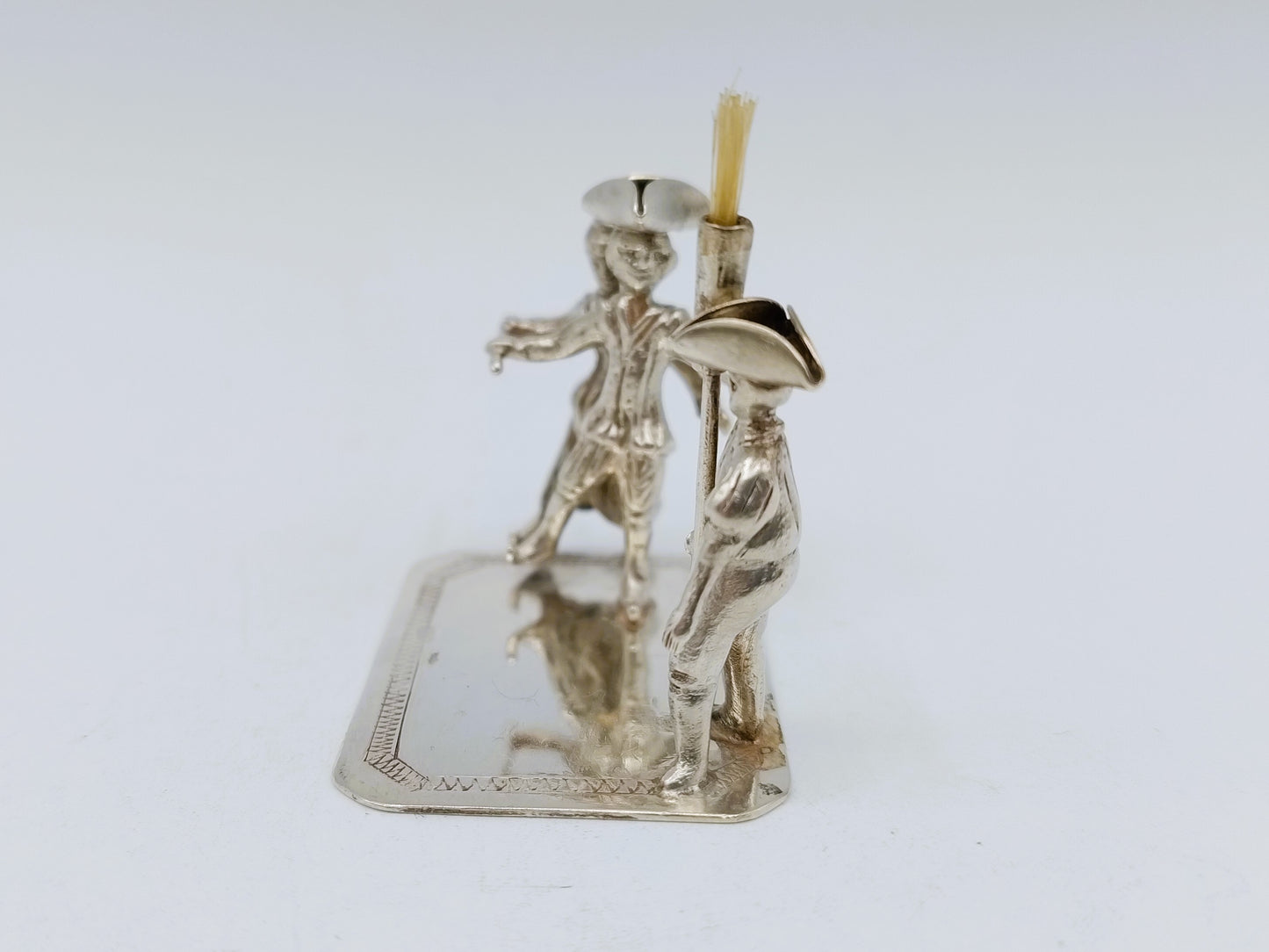 Zilveren miniatuur, echtpaar op schaatsen, J. S. Zwanenburg, Sneek, 20e eeuws