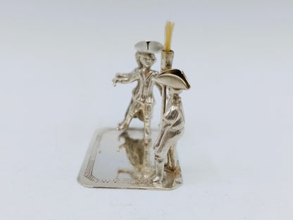 Zilveren miniatuur, echtpaar op schaatsen, J. S. Zwanenburg, Sneek, 20e eeuws