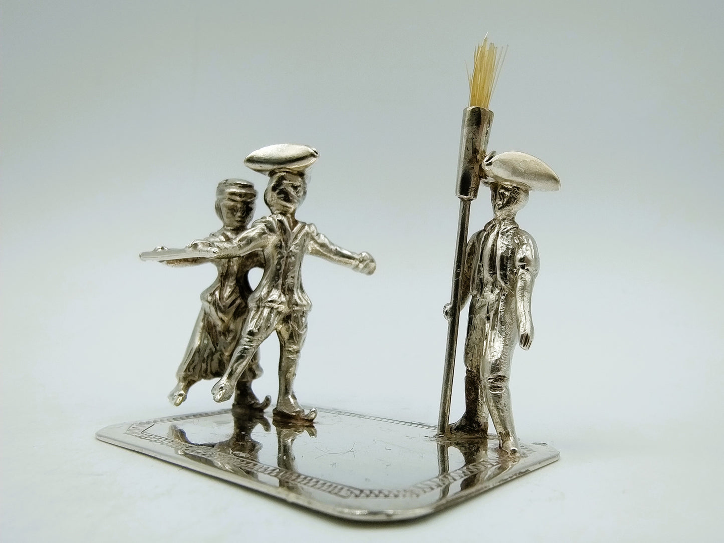 Zilveren miniatuur, echtpaar op schaatsen, J. S. Zwanenburg, Sneek, 20e eeuws