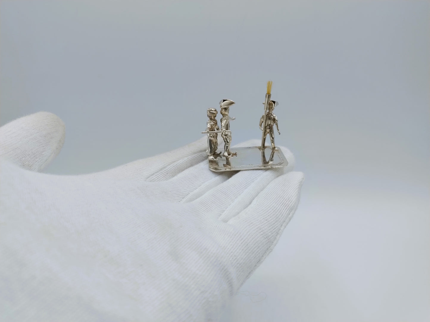 Zilveren miniatuur, echtpaar op schaatsen, J. S. Zwanenburg, Sneek, 20e eeuws